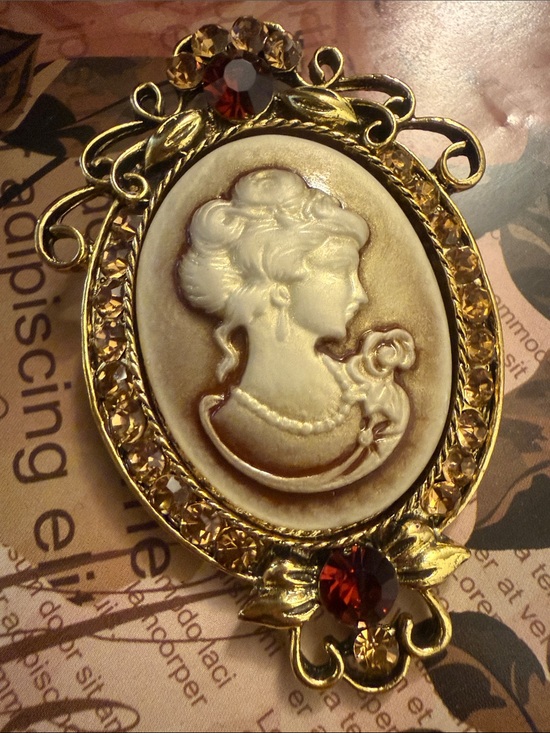 Gyn & Joy Jewelry - Vintage-Inspired Gold Cameo Pendant/Brooch - Cream and Gold